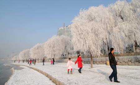 Tourists view the rime scenery by the Songhua River in Jilin city, northeast China's Jilin Province.